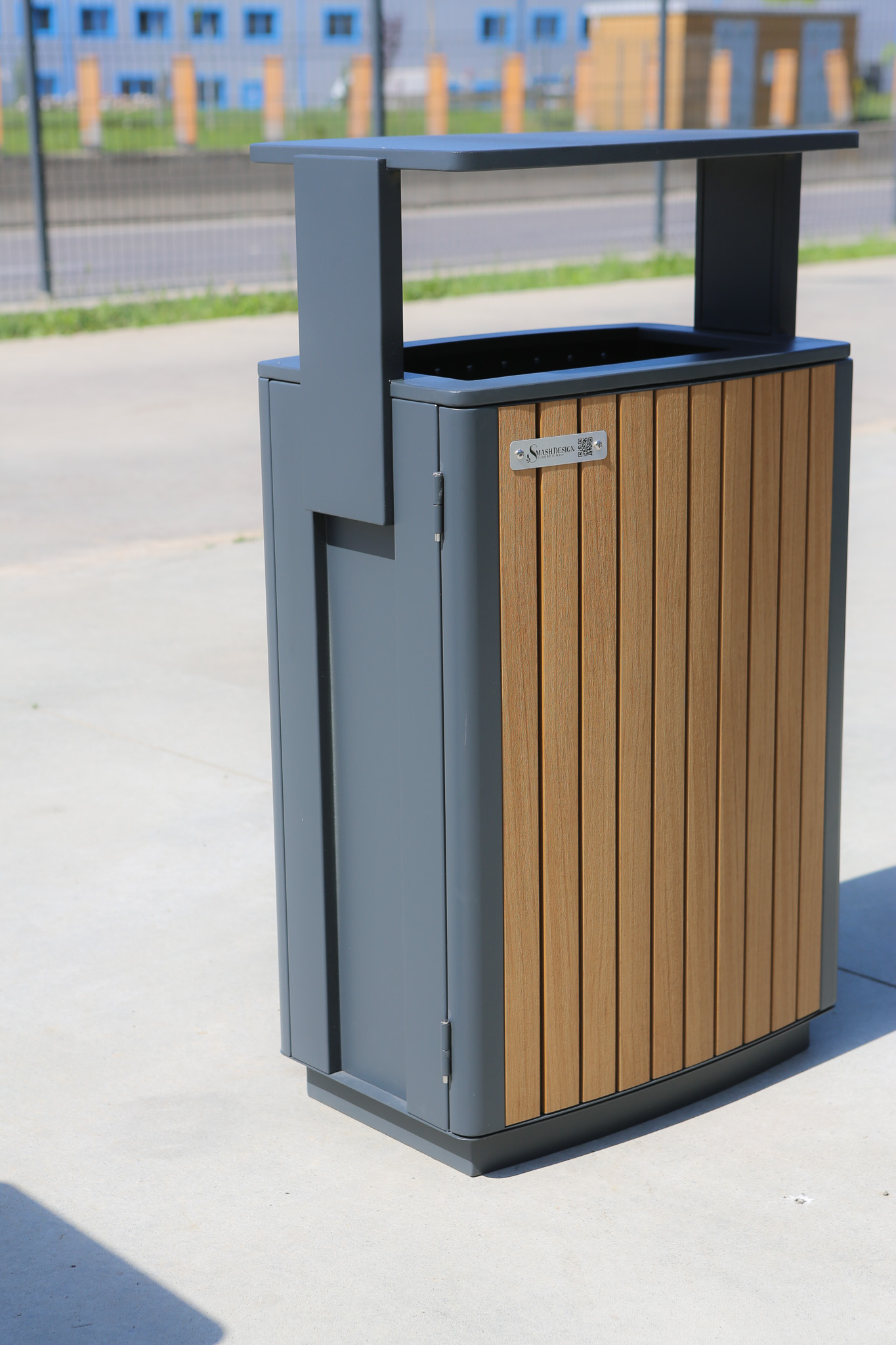Coș de gunoi urban ATLAS 70 din oțel galvanizat cu finisaj lemn PS – capacitate 70 L Coș de gunoi urban ATLAS 70 din oțel galvanizat cu finisaj lemn PS – capacitate 70 L