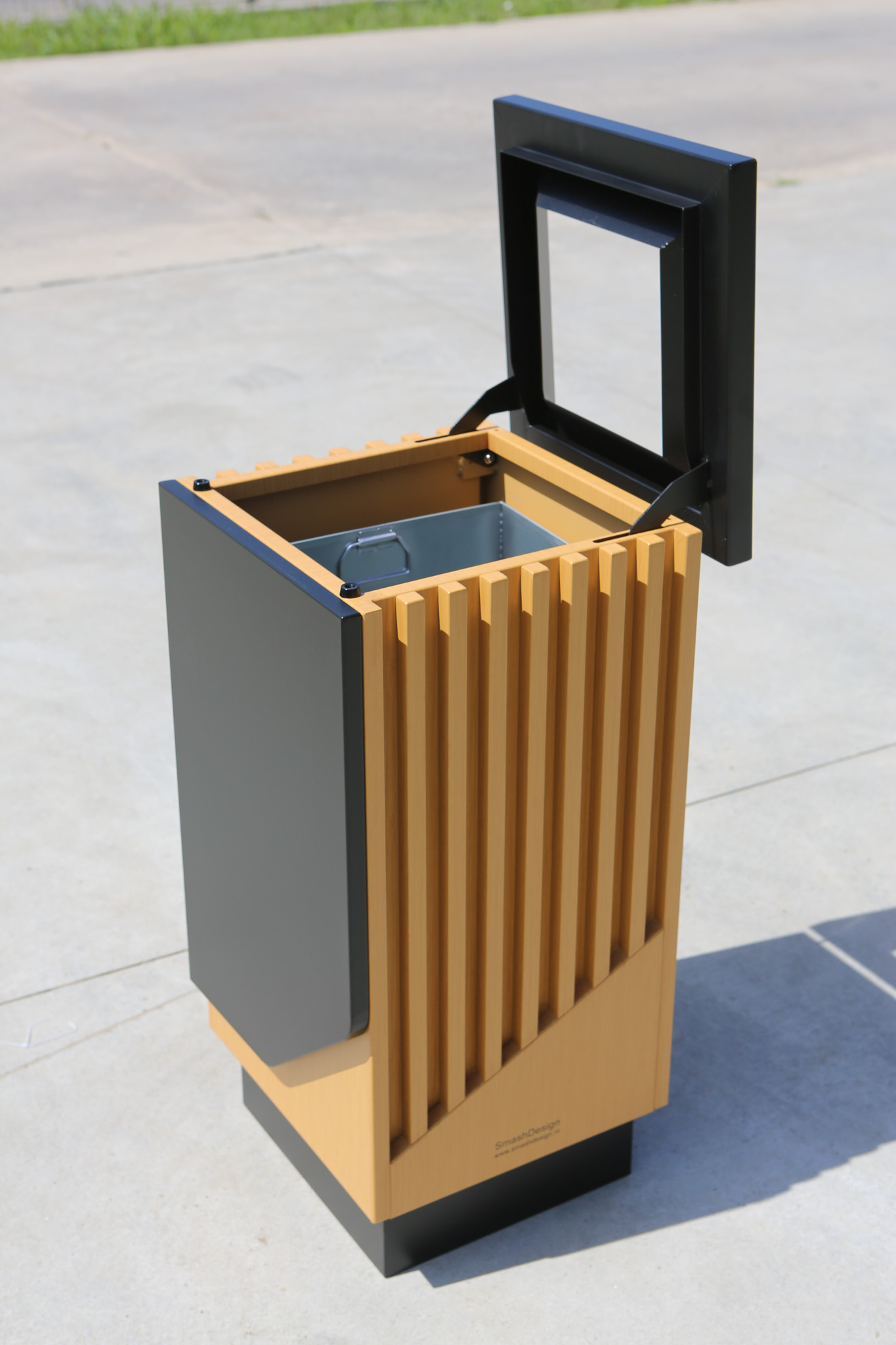 Coșul de gunoi AXIS 365, Rafinament funcțional pentru spații reprezentative , 60 L , 38 x 38 x 80 CM Coșul de gunoi AXIS 365, Rafinament funcțional pentru spații reprezentative , 60 L , 38 x 38 x 80 CM
