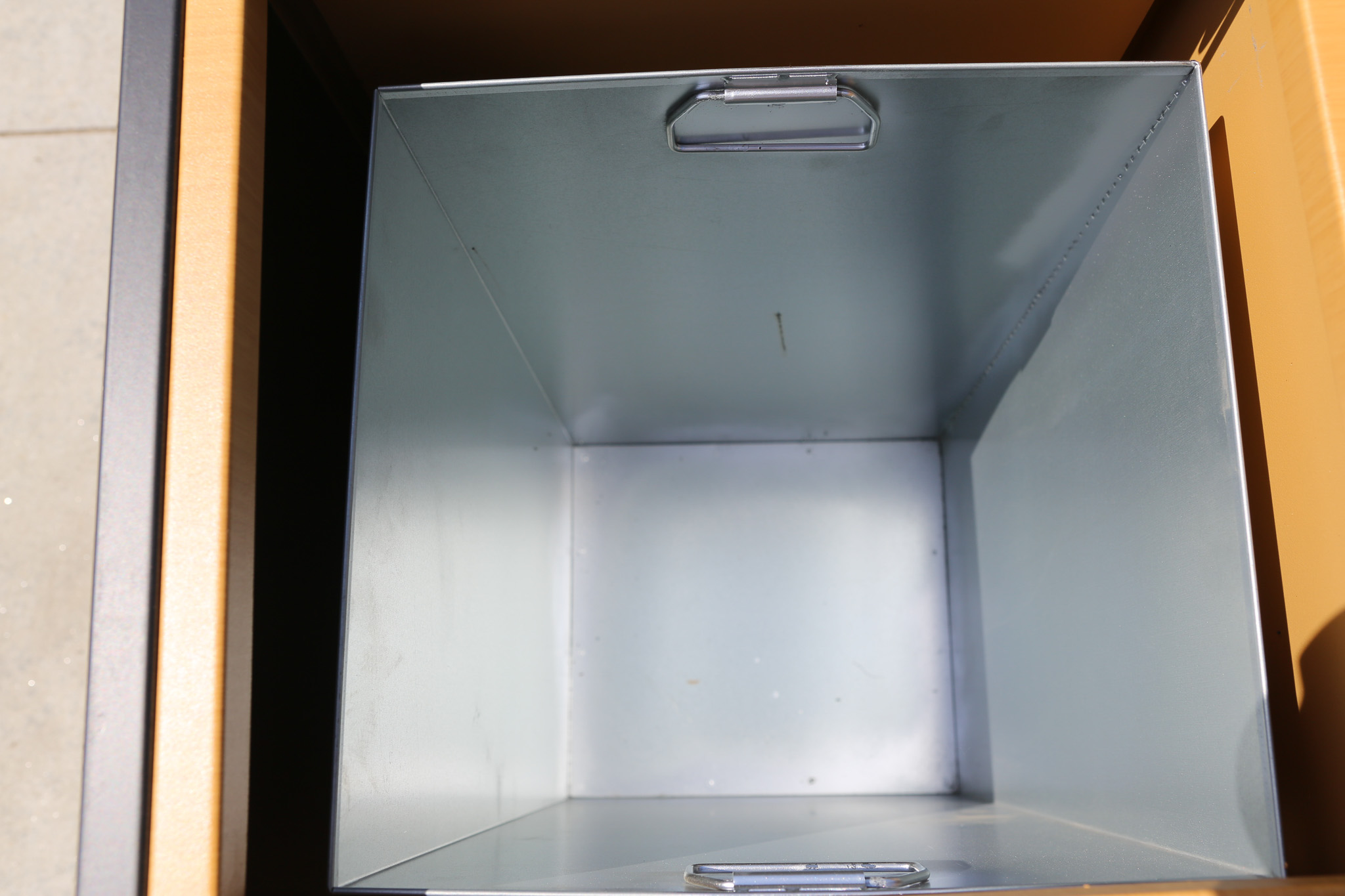Coșul de gunoi AXIS 365, Rafinament funcțional pentru spații reprezentative , 60 L , 38 x 38 x 80 CM Coșul de gunoi AXIS 365, Rafinament funcțional pentru spații reprezentative , 60 L , 38 x 38 x 80 CM