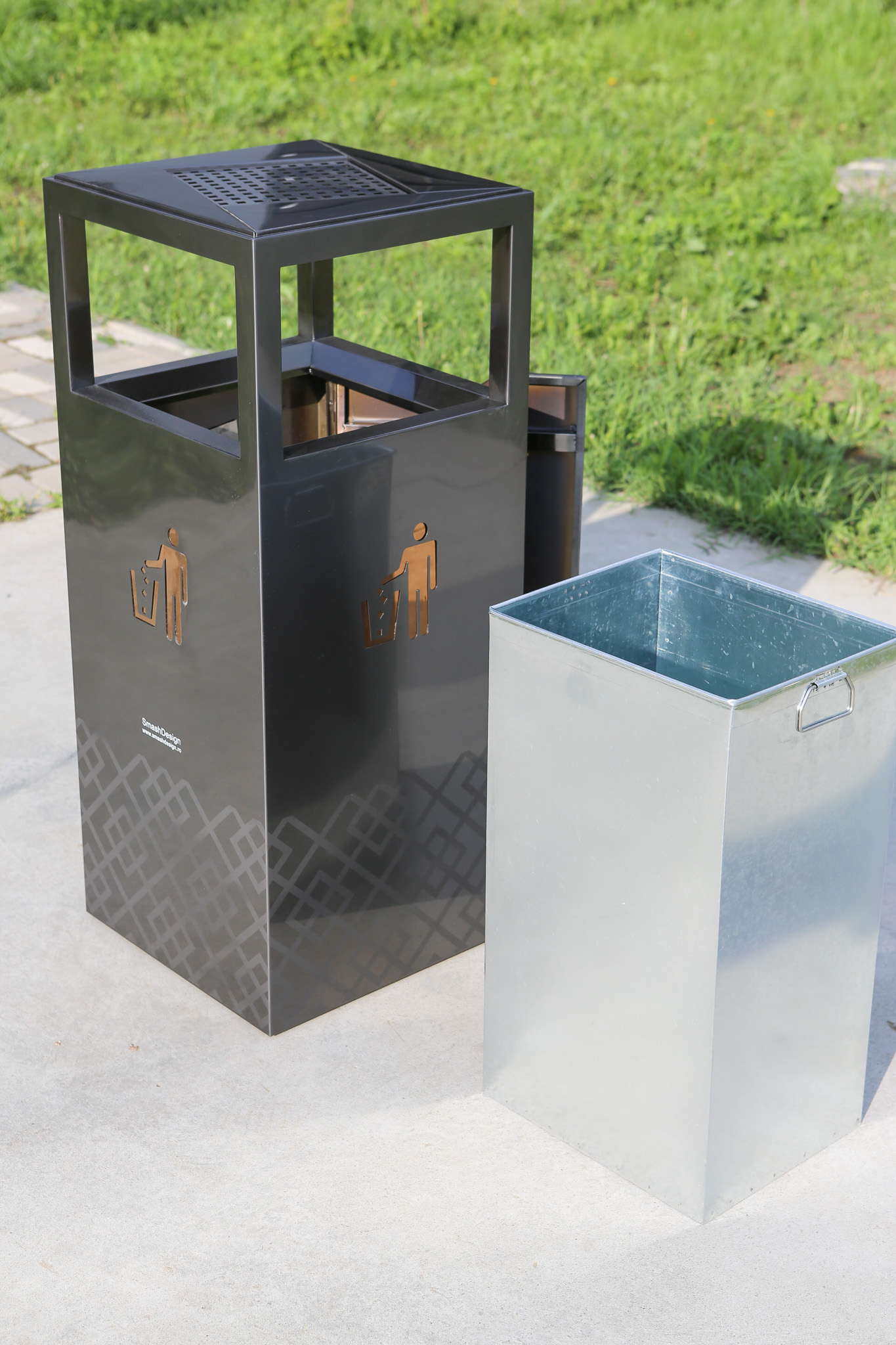 Coș de gunoi cu scrumieră BRAVIO 123, gri carbon, anti-vandalism, 80L Coș de gunoi cu scrumieră BRAVIO 123, gri carbon, anti-vandalism, 80L