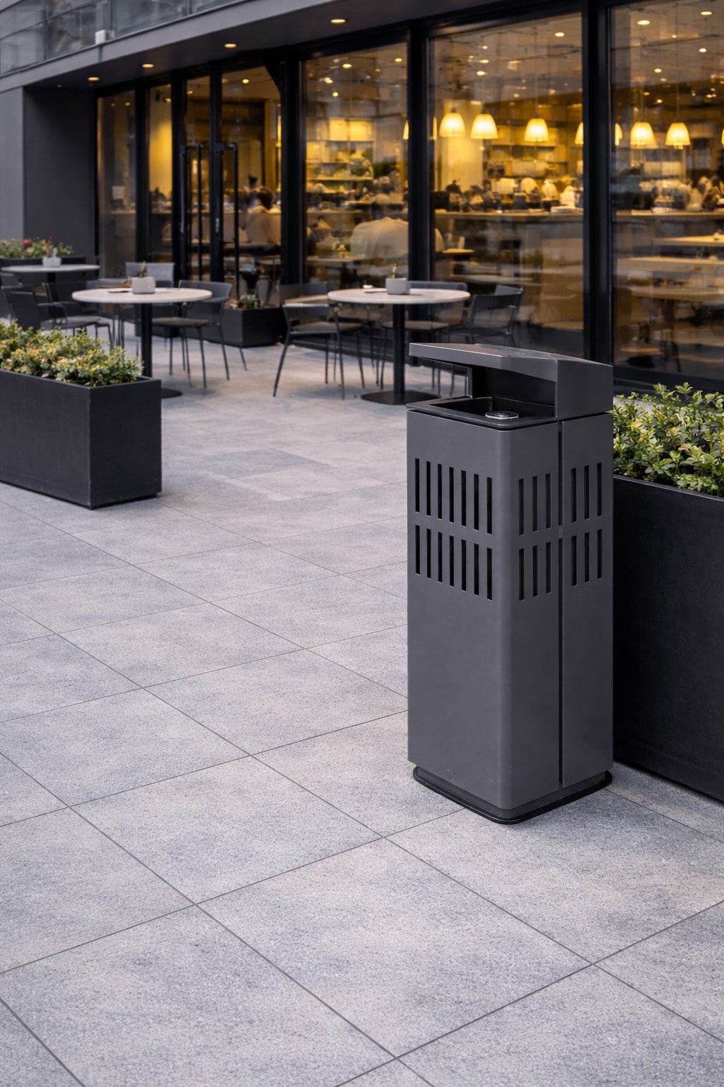 Coș de gunoi urban cu scrumiera, 115L – Smash Design, ZENORA 444 , 50×50×90 CM Coș de gunoi urban cu scrumiera, 115L – Smash Design, ZENORA 444 , 50×50×90 CM