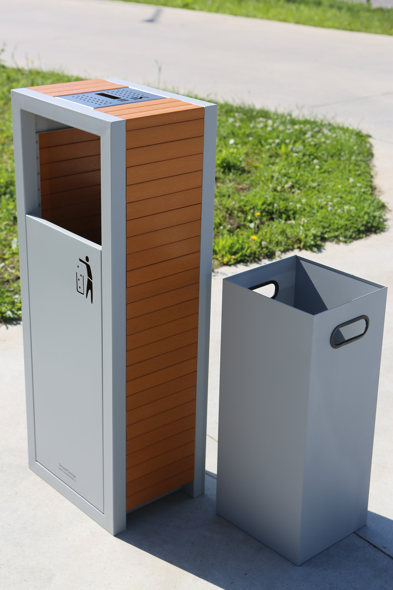 Coș de gunoi urban cu scrumieră 80 L, Linea 189, 40 x 30 x 104 cm Coș de gunoi urban cu scrumieră 80 L, Linea 189, 40 x 30 x 104 cm