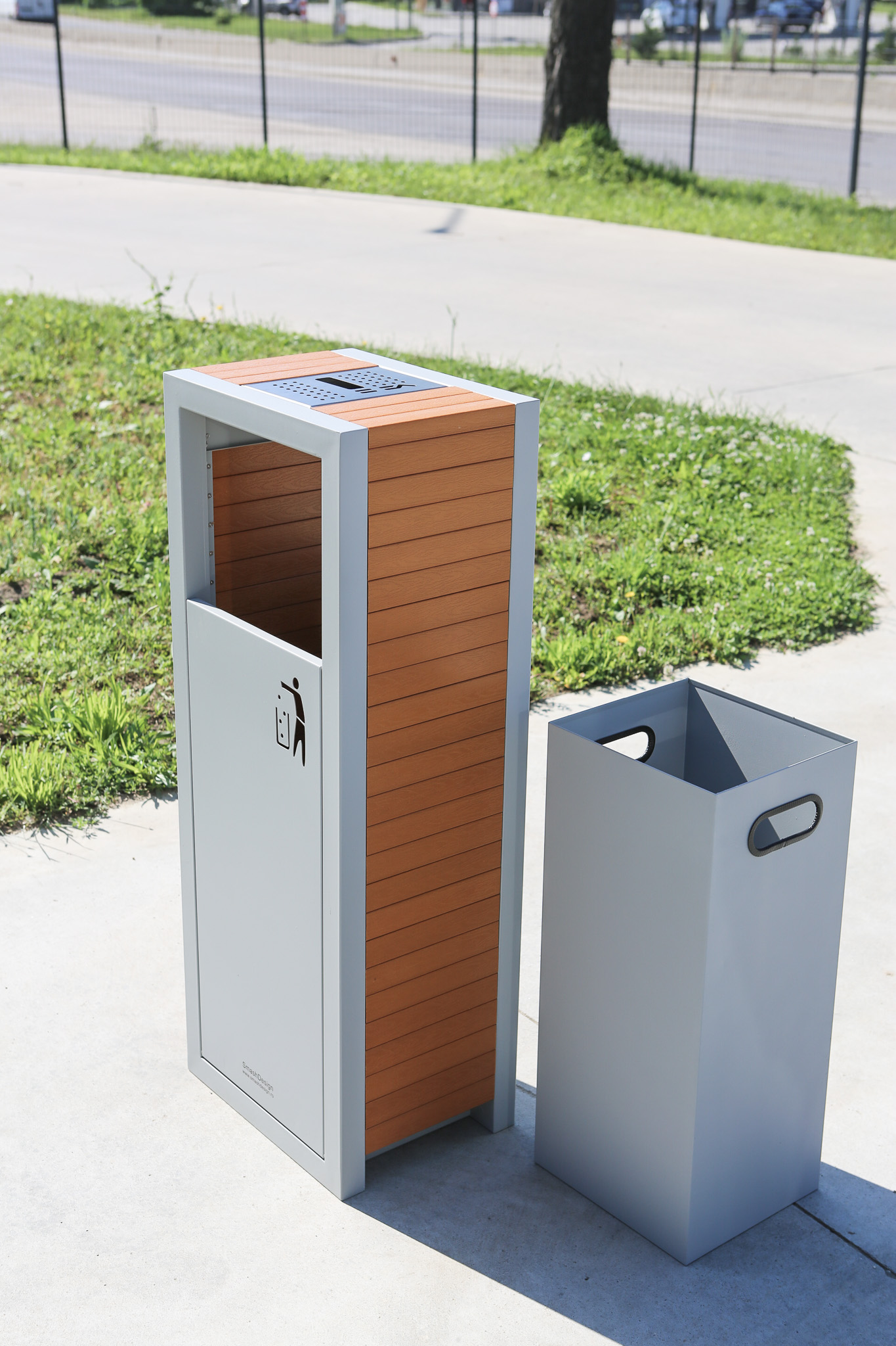 Coș de gunoi urban cu scrumieră 80 L, Linea 189, 40 x 30 x 104 cm Coș de gunoi urban cu scrumieră 80 L, Linea 189, 40 x 30 x 104 cm