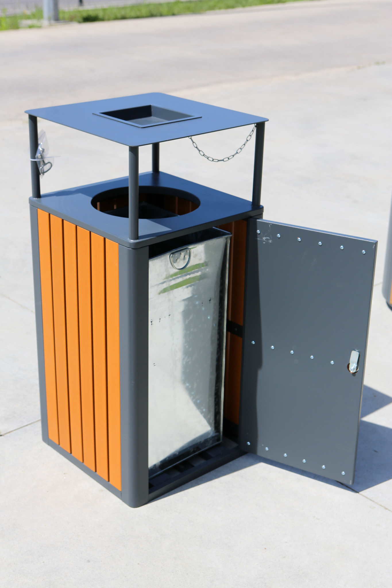 Cos de gunoi exterior, cu scrumiera, 60L, SM7B, 44*44*95 CM Cos de gunoi exterior, cu scrumiera, 60L, SM7B, 44*44*95 CM