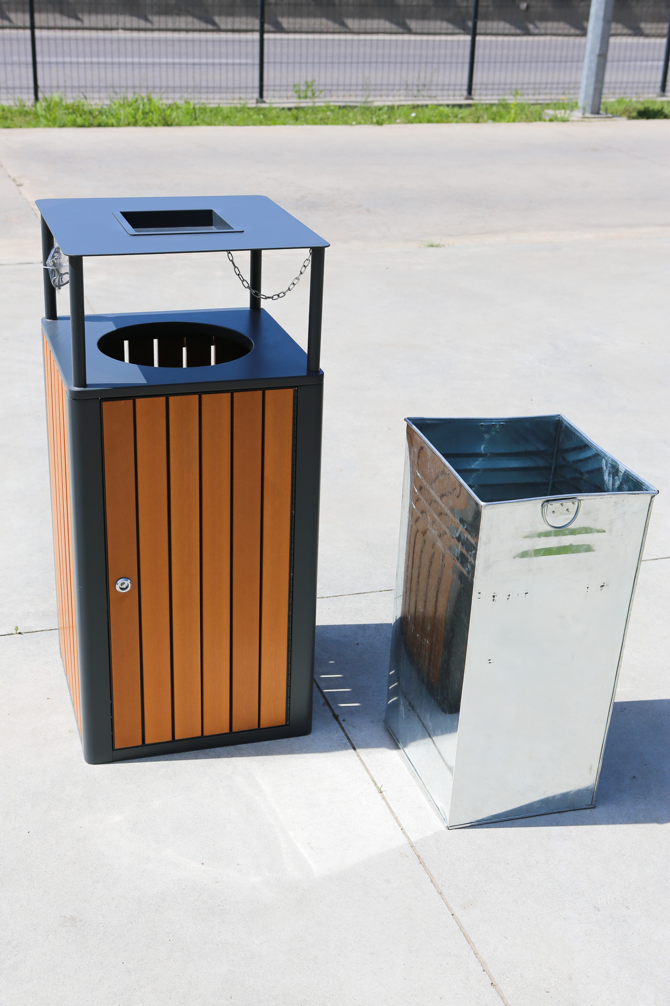 Cos de gunoi exterior, cu scrumiera, 60L, SM7B, 44*44*95 CM Cos de gunoi exterior, cu scrumiera, 60L, SM7B, 44*44*95 CM