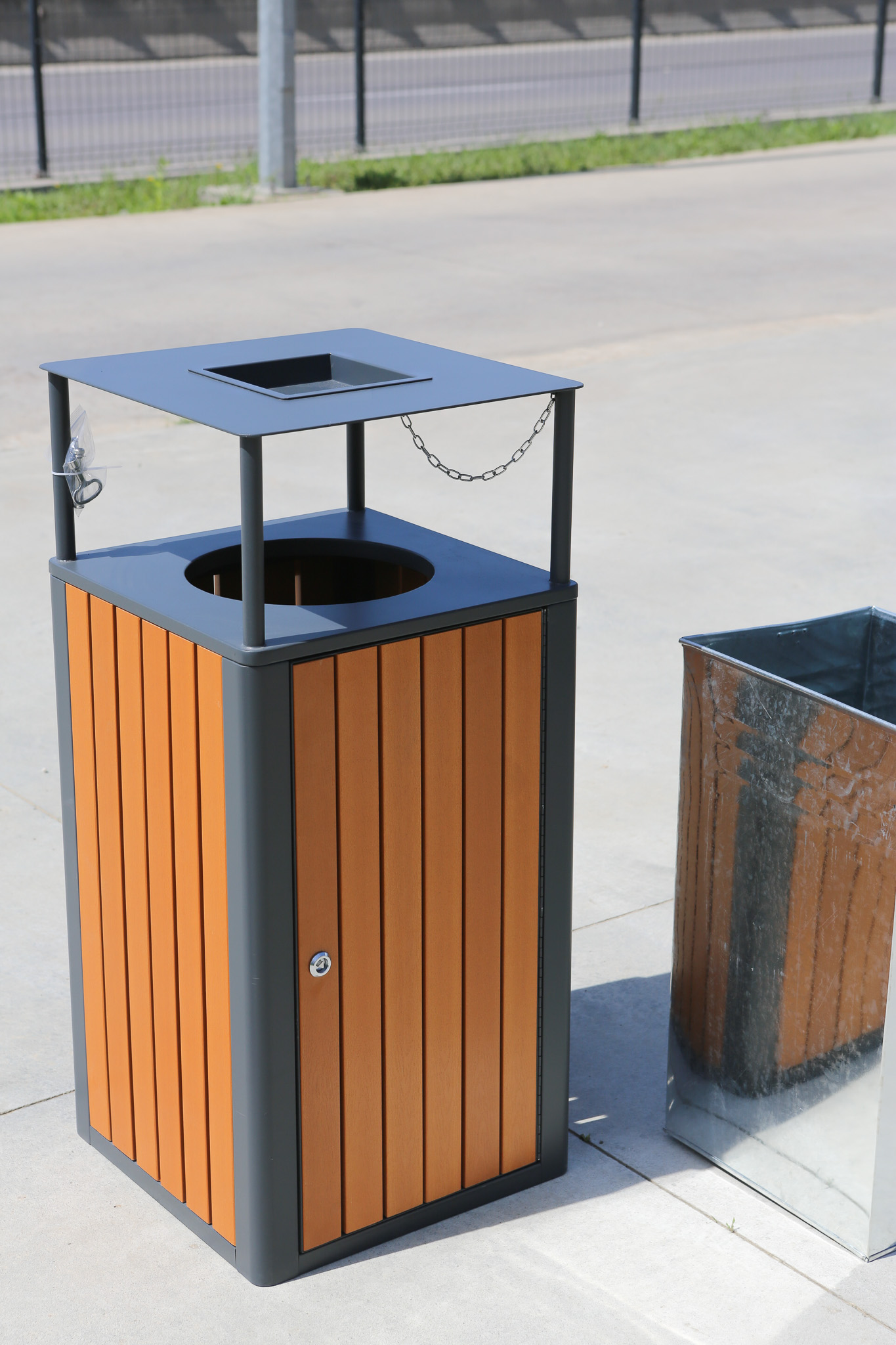 Cos de gunoi exterior, cu scrumiera, 60L, SM7B, 44*44*95 CM Cos de gunoi exterior, cu scrumiera, 60L, SM7B, 44*44*95 CM