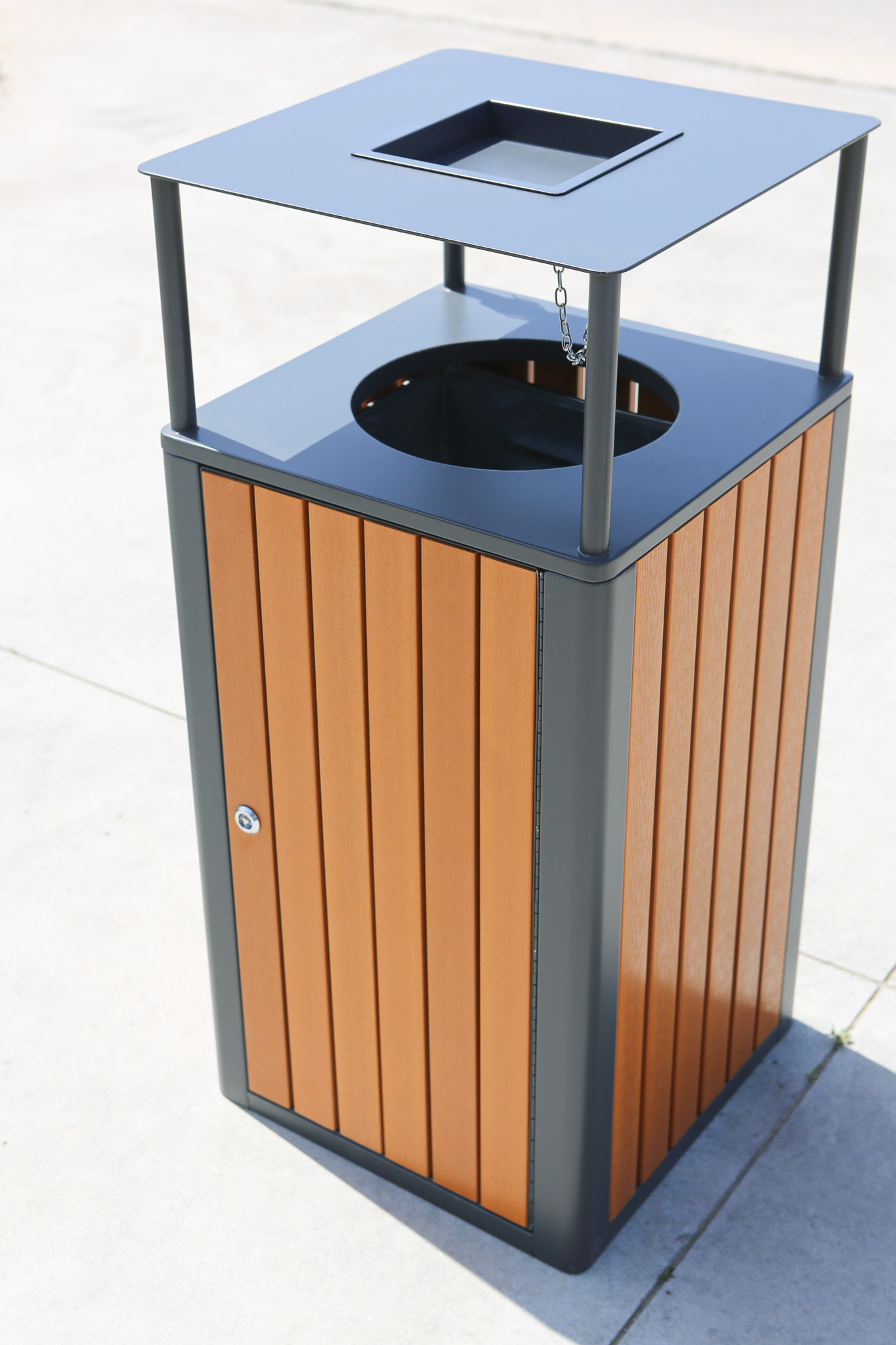 Cos de gunoi exterior, cu scrumiera, 60L, SM7B, 44*44*95 CM Cos de gunoi exterior, cu scrumiera, 60L, SM7B, 44*44*95 CM