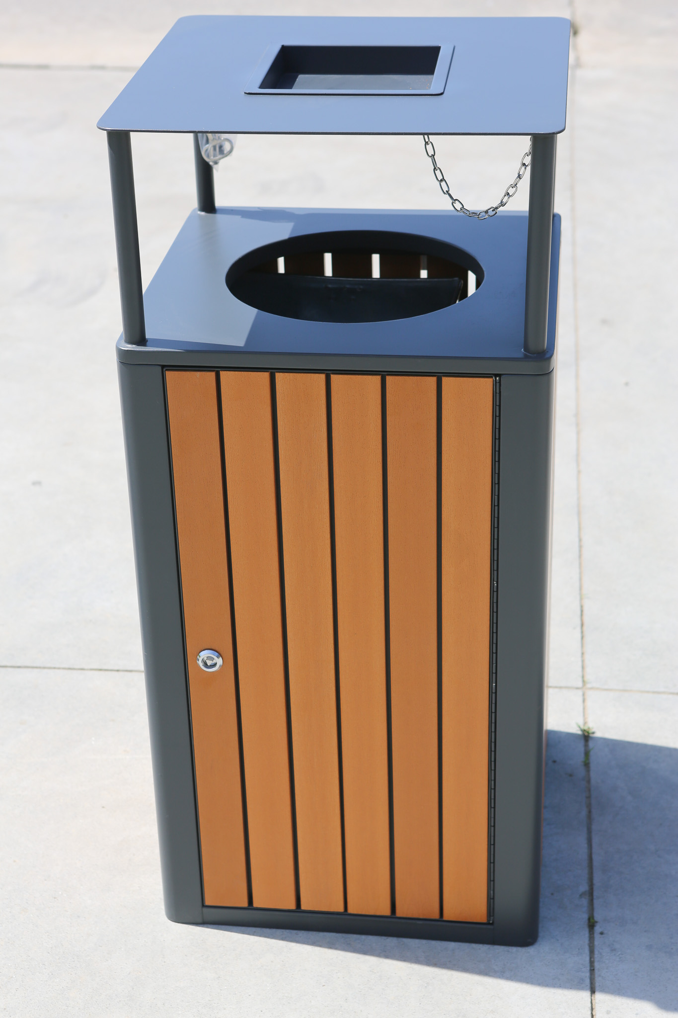 Cos de gunoi exterior, cu scrumiera, 60L, SM7B, 44*44*95 CM Cos de gunoi exterior, cu scrumiera, 60L, SM7B, 44*44*95 CM