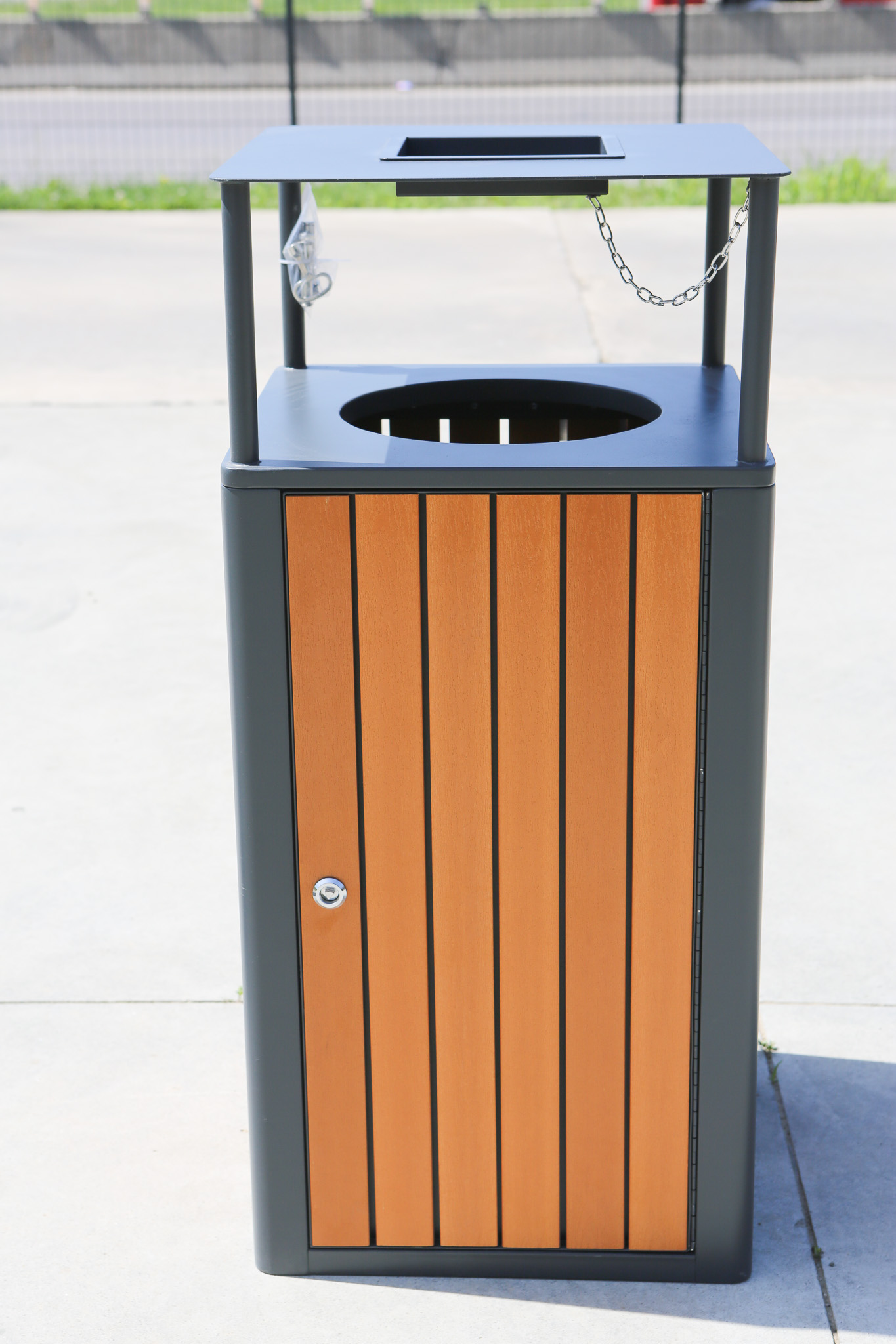 Cos de gunoi exterior, cu scrumiera, 60L, SM7B, 44*44*95 CM Cos de gunoi exterior, cu scrumiera, 60L, SM7B, 44*44*95 CM