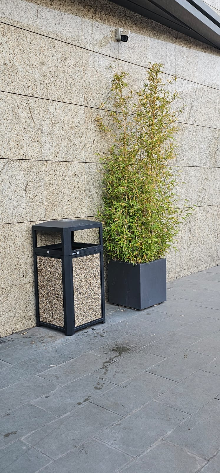 Cos de gunoi exterior cu scrumiera, 60 L, Multicolor, SMASH M, 40 x 40 x 85 CM Cos de gunoi exterior cu scrumiera, 60 L, Multicolor, SMASH M, 40 x 40 x 85 CM