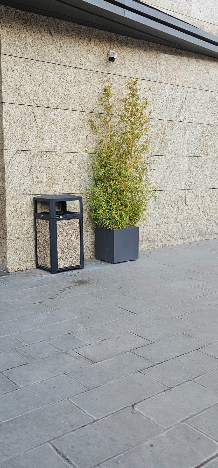 Coș de gunoi urban cu scrumieră SMASH LM, multicolor, anti-vandalism, 150L Coș de gunoi urban cu scrumieră SMASH LM, multicolor, anti-vandalism, 150L