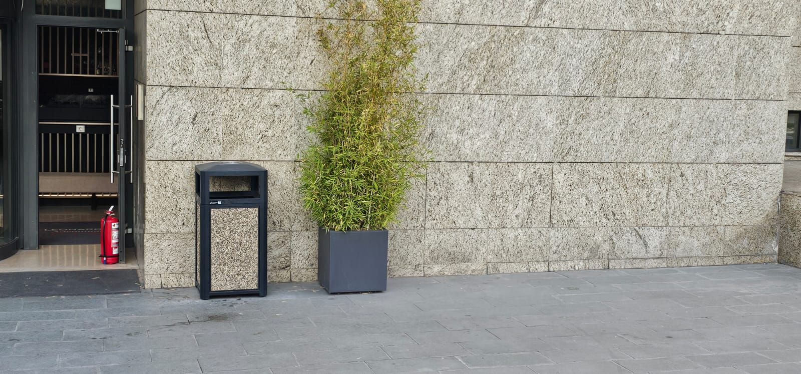 Coș de gunoi urban cu scrumieră SMASH LM, multicolor, anti-vandalism, 150L Coș de gunoi urban cu scrumieră SMASH LM, multicolor, anti-vandalism, 150L