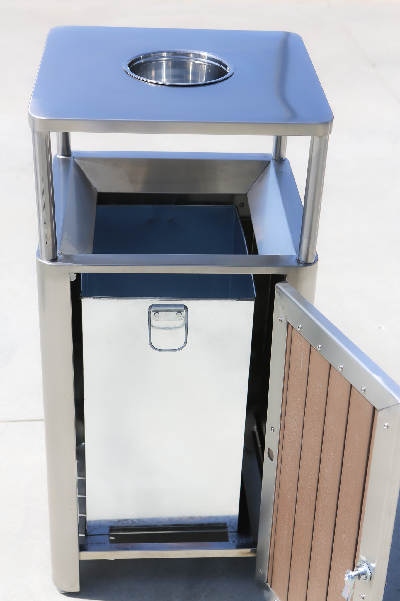 Coș de gunoi exterior cu scrumieră, argintiu – 50L – SMH9472B Coș de gunoi exterior cu scrumieră, argintiu – 50L – SMH9472B