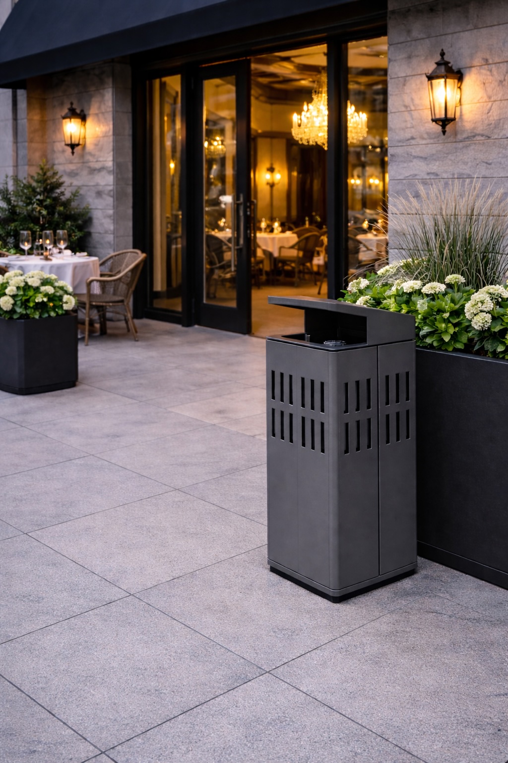 Coș de gunoi urban cu scrumiera, 115L – Smash Design, ZENORA 444 , 50×50×90 CM Coș de gunoi urban cu scrumiera, 115L – Smash Design, ZENORA 444 , 50×50×90 CM
